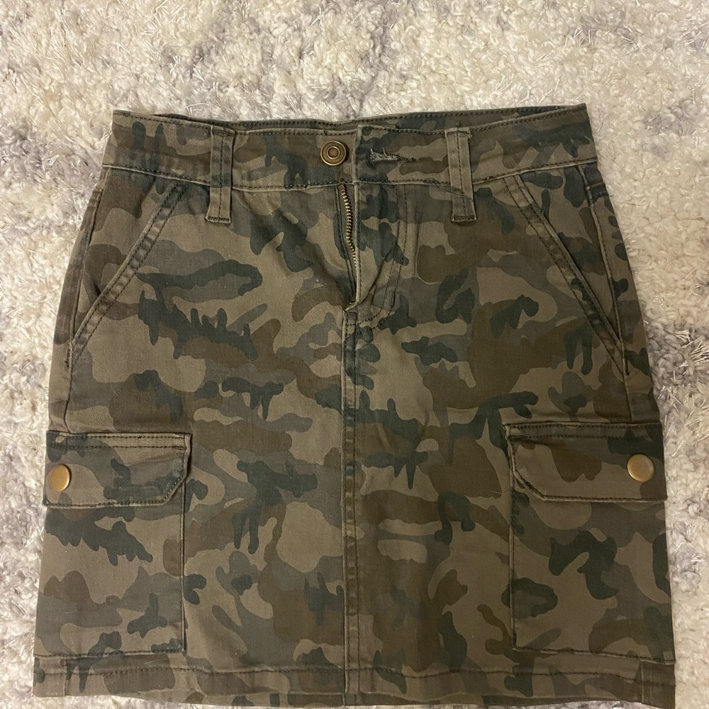 Green camo skirt, size xs never worn